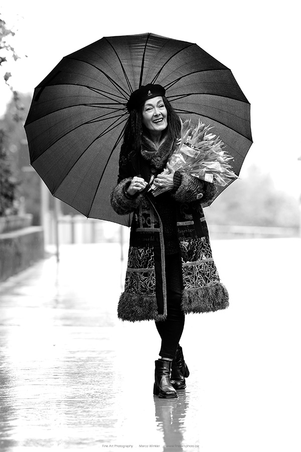 Portrait Jutta lustig im Regen